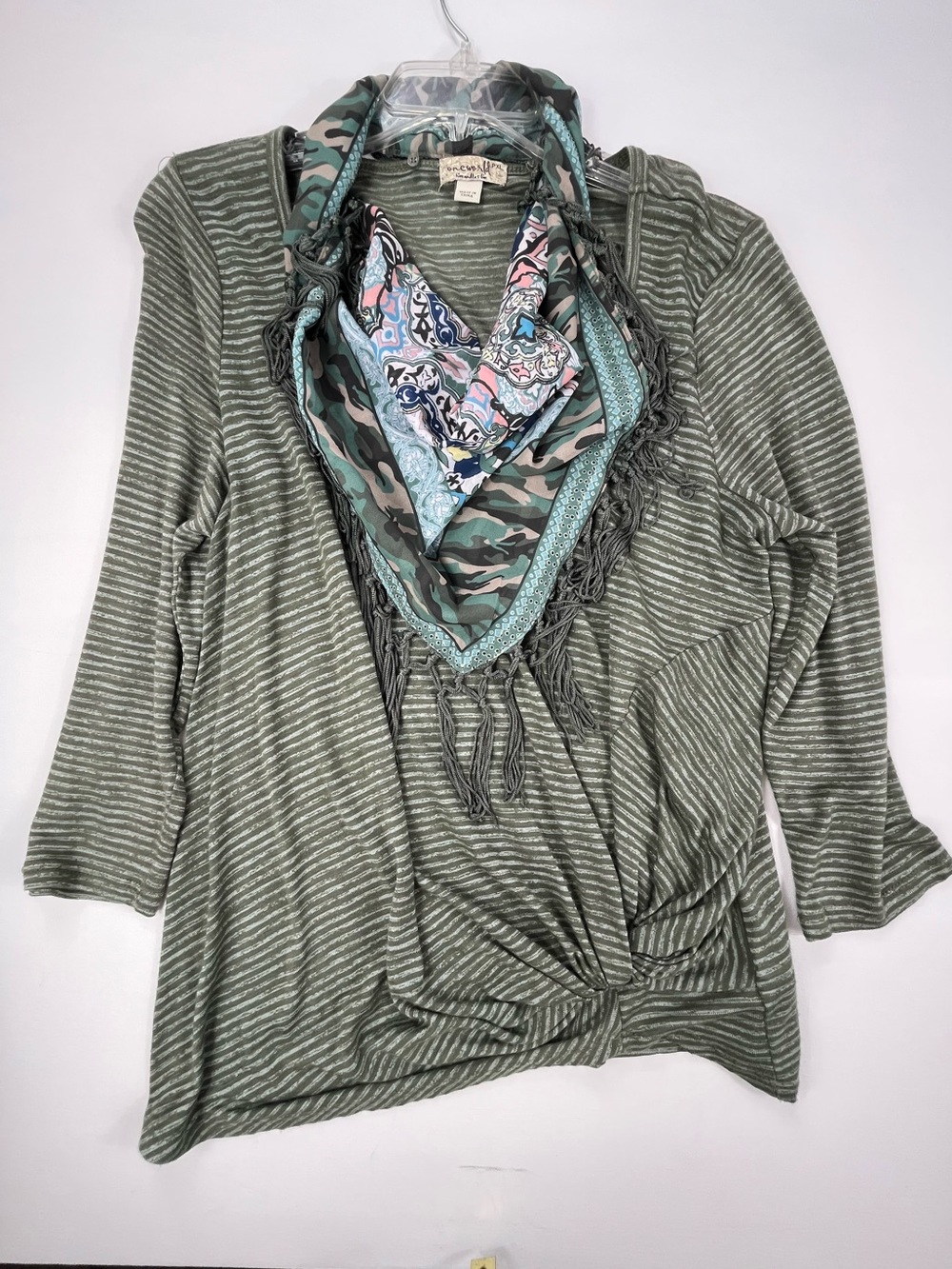 One World Women’s Sz PXL Green Striped Knit V-Neck Blouse Removable Fringe Scarf